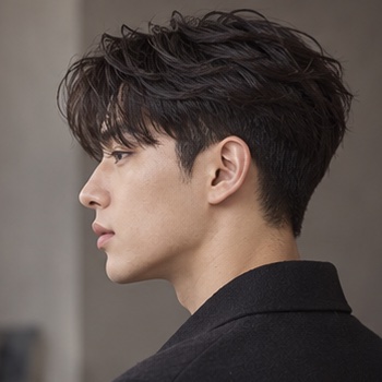 투블럭 텍스처 컷의 한국인 성인 남성 모델 측면 헤어 스타일