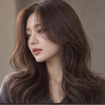 롱 웨이브의 한국인 성인 여성 모델 45도 헤어 스타일
