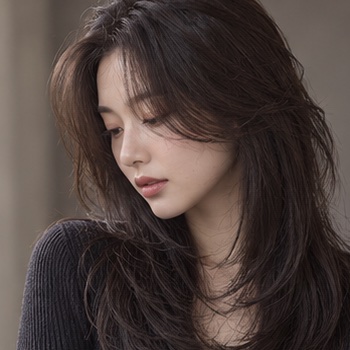 레이어드 롱 웨이브의 한국인 성인 여성 모델 헤어 스타일