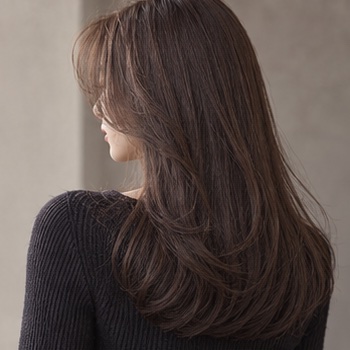 롱 웨이브의 한국인 성인 여성 모델 후면 헤어 스타일